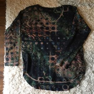 Light over the hip sweater. Peacock print